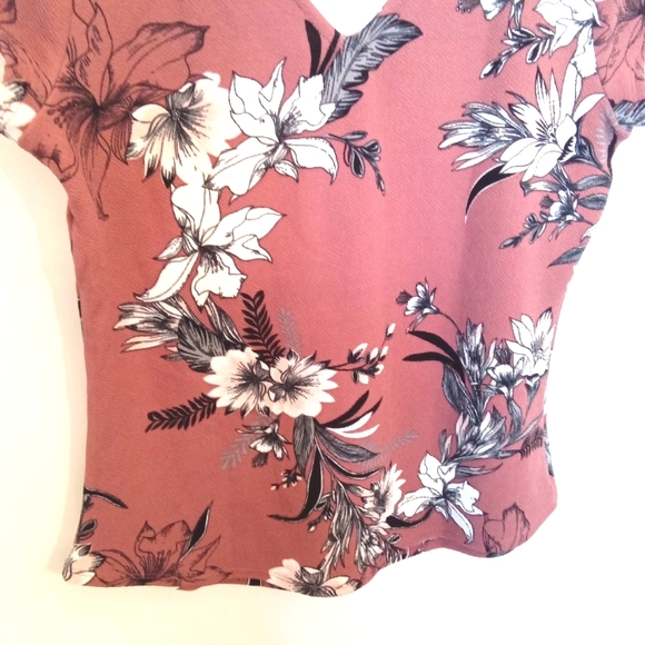 Spring Floral Knit Crepe V-Neckline Top - Picture 7 of 11
